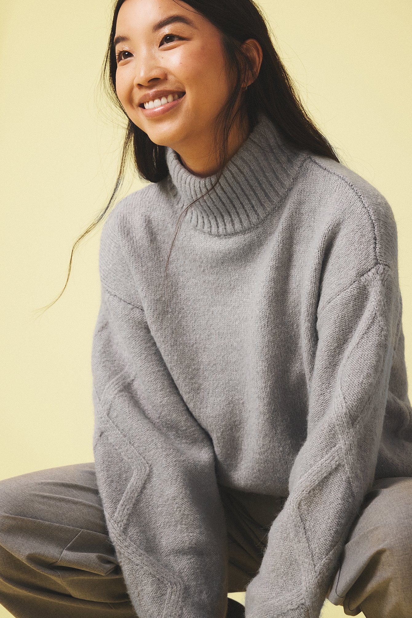 Strickpullover mit Zopfmuster und Rollkragen