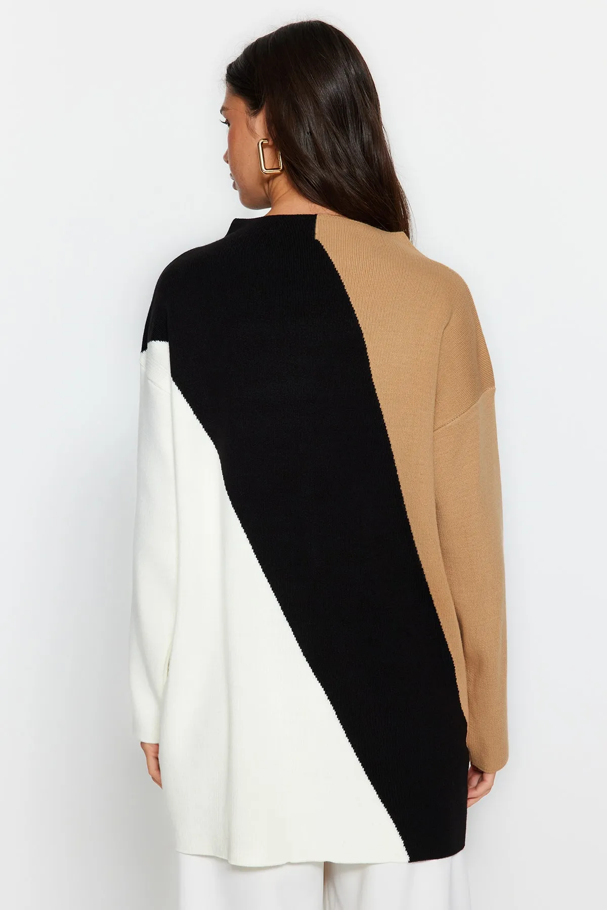 Trendyol Modest  Beigefarbener Farbblock-Strickpullover mit hohem Kragen TCTAW24AK00006