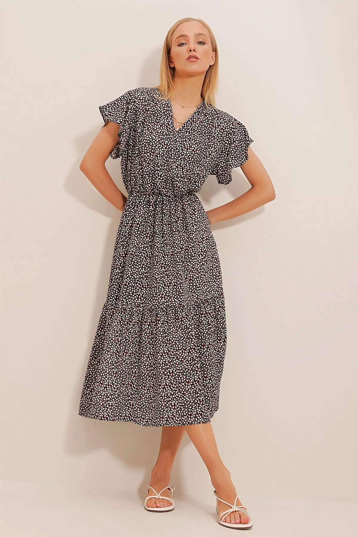 Trend Alaçatı Stili  Damenkleid aus schwarz-rotem, zweireihigem Kragenrock mit Rüschen und Volants aus Viskose ALC-X4373