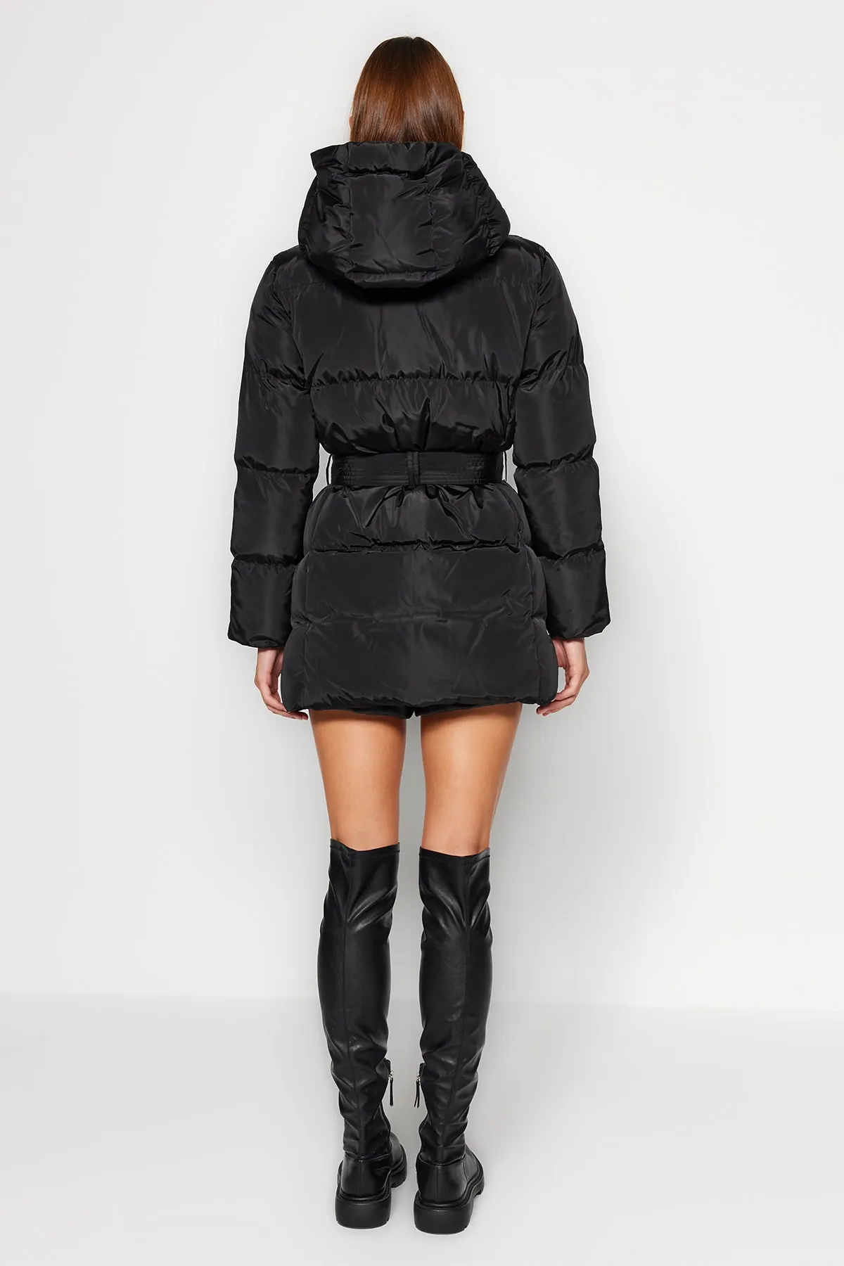 Trendyol Collection  Schwarze wasserabweisende Pufferjacke mit Gürtel TWOAW23MO00007
