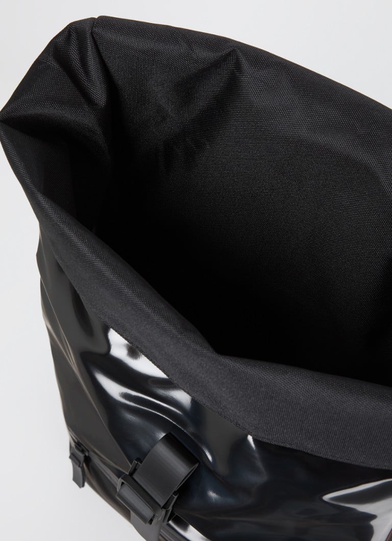 Mochila Rains Rolltop W3 com compartimento para laptop de 16 polegadas e revestimento repelente à água.