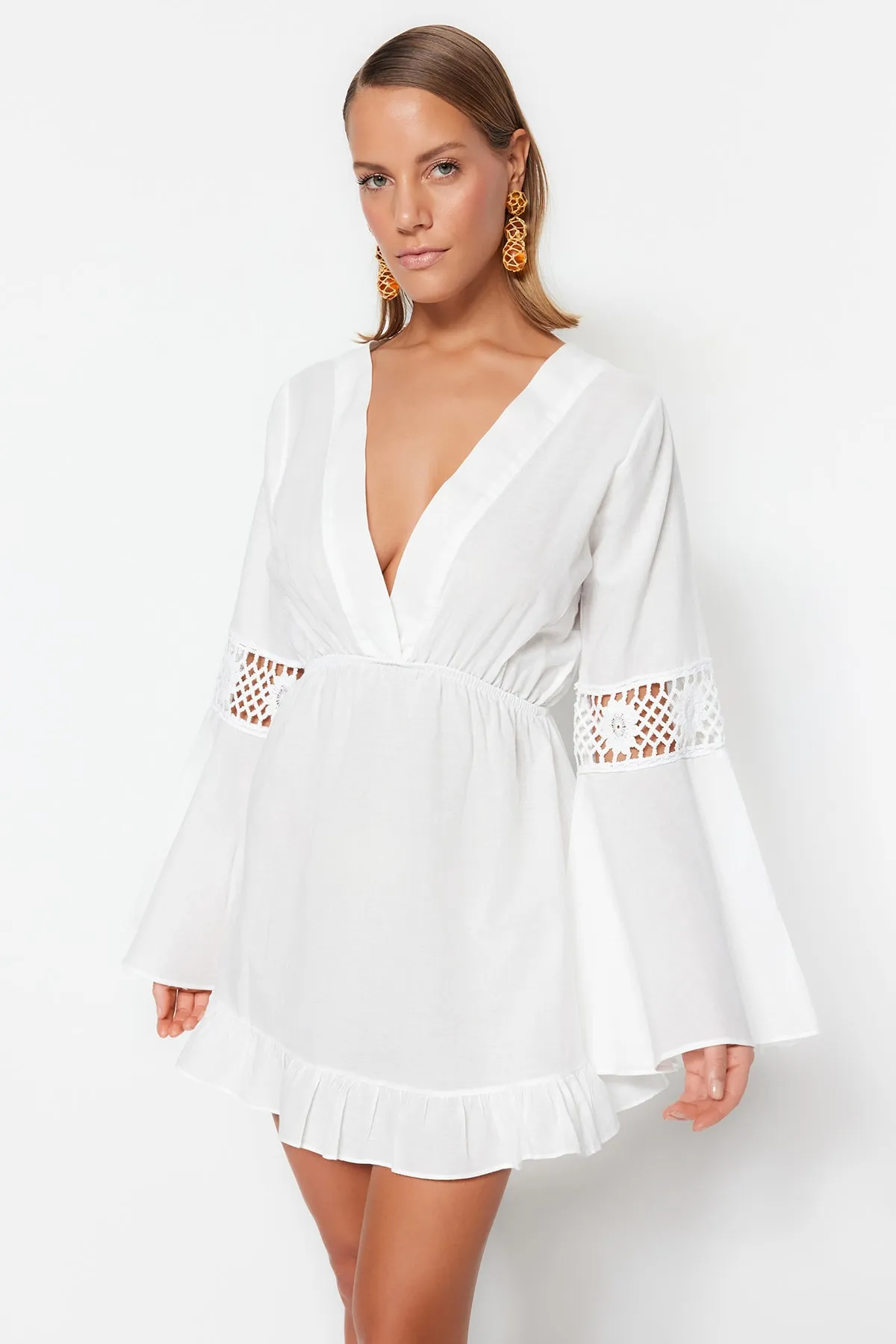 Trendyol Collection  Weißes Mini-Strandkleid aus gewebter Spitze aus 100 % Baumwolle TBESS23EL00034