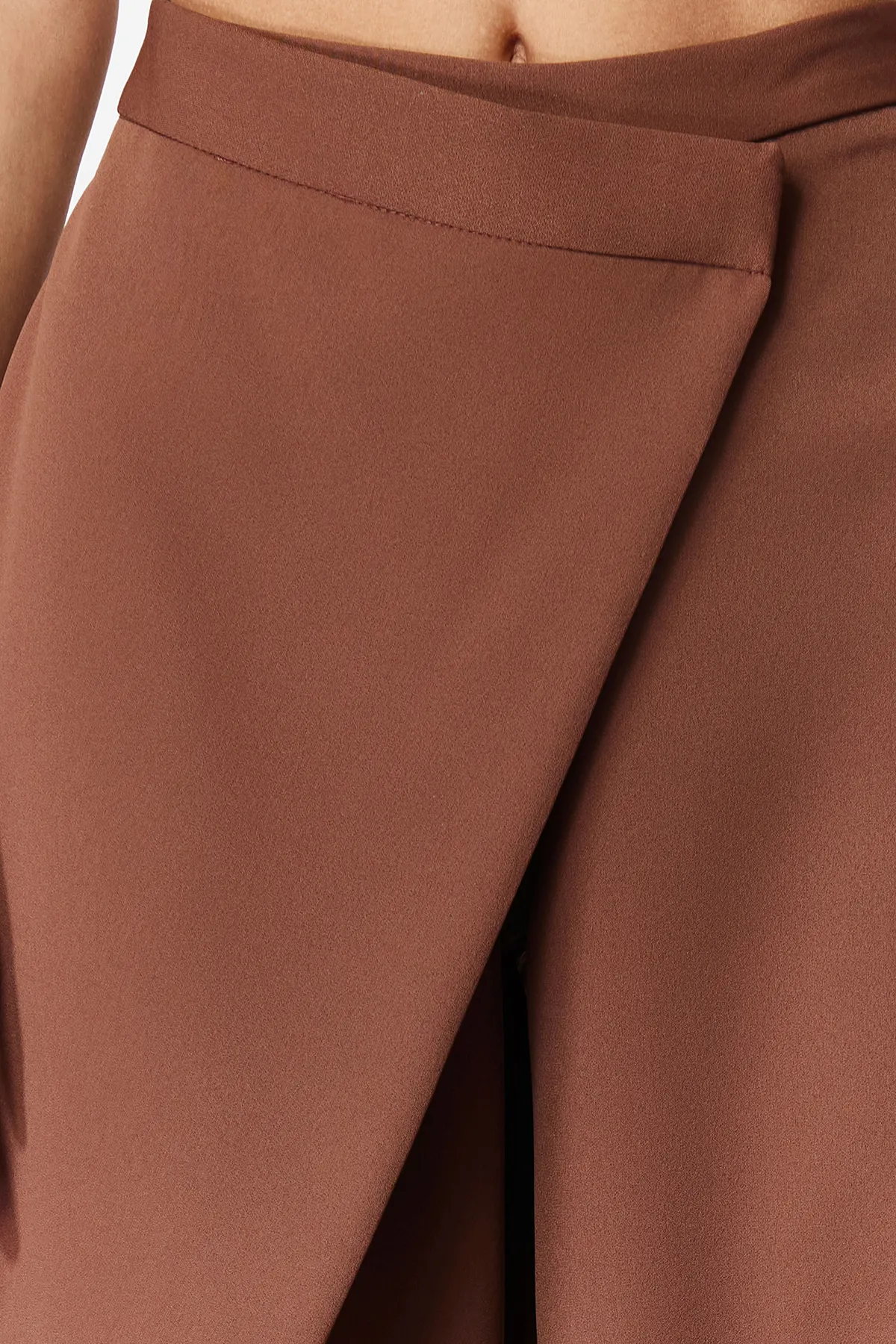 Trendyol Collection  Braune Webhose mit weitem Bein und Kreuzverschluss-Detail TWOSS24PL00092