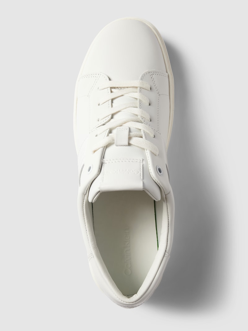 Sneaker mit Label-Details in weiß
