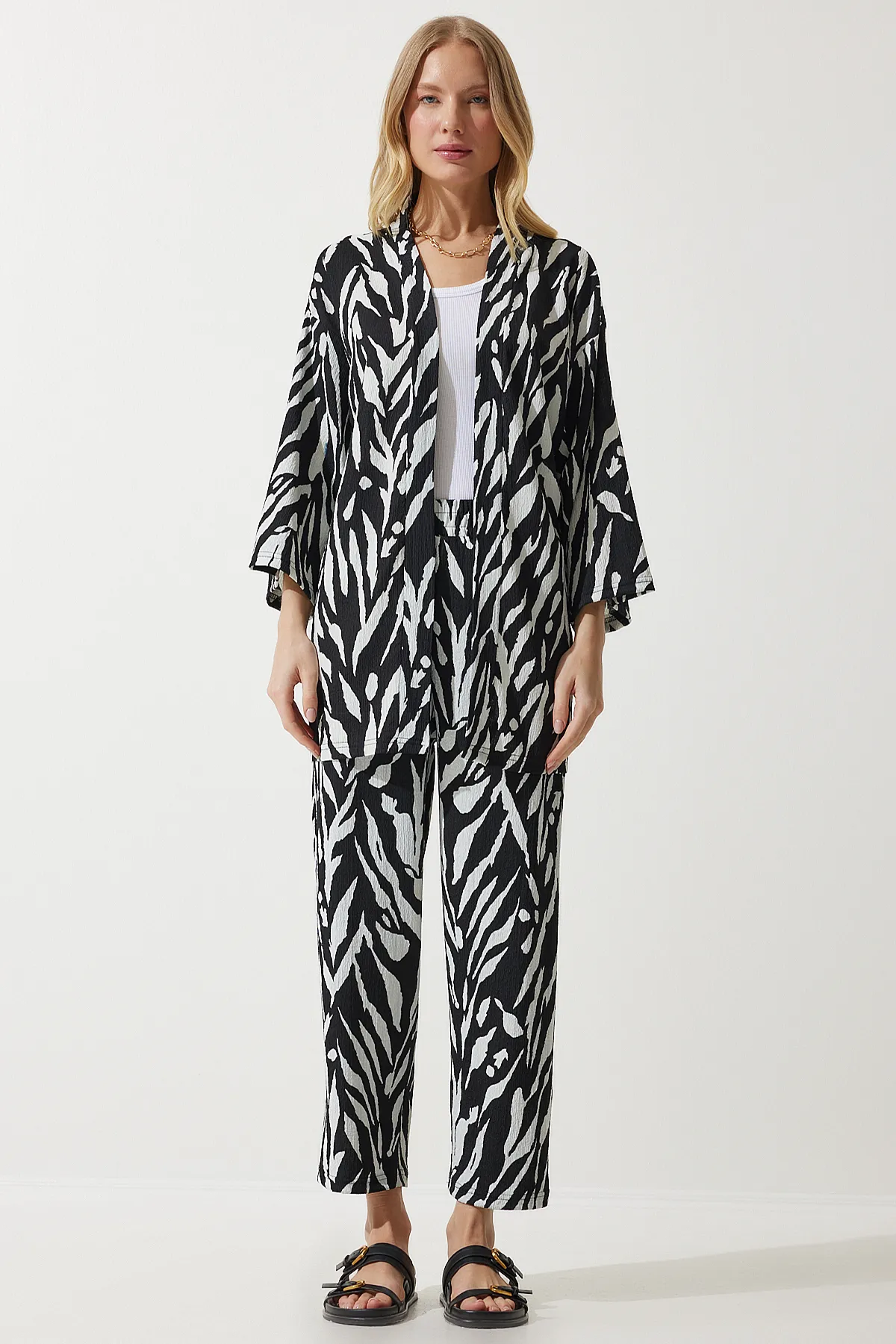 Happiness İstanbul  Schwarz gemustertes Kimono-Hosen-Strickset für Damen BY00054