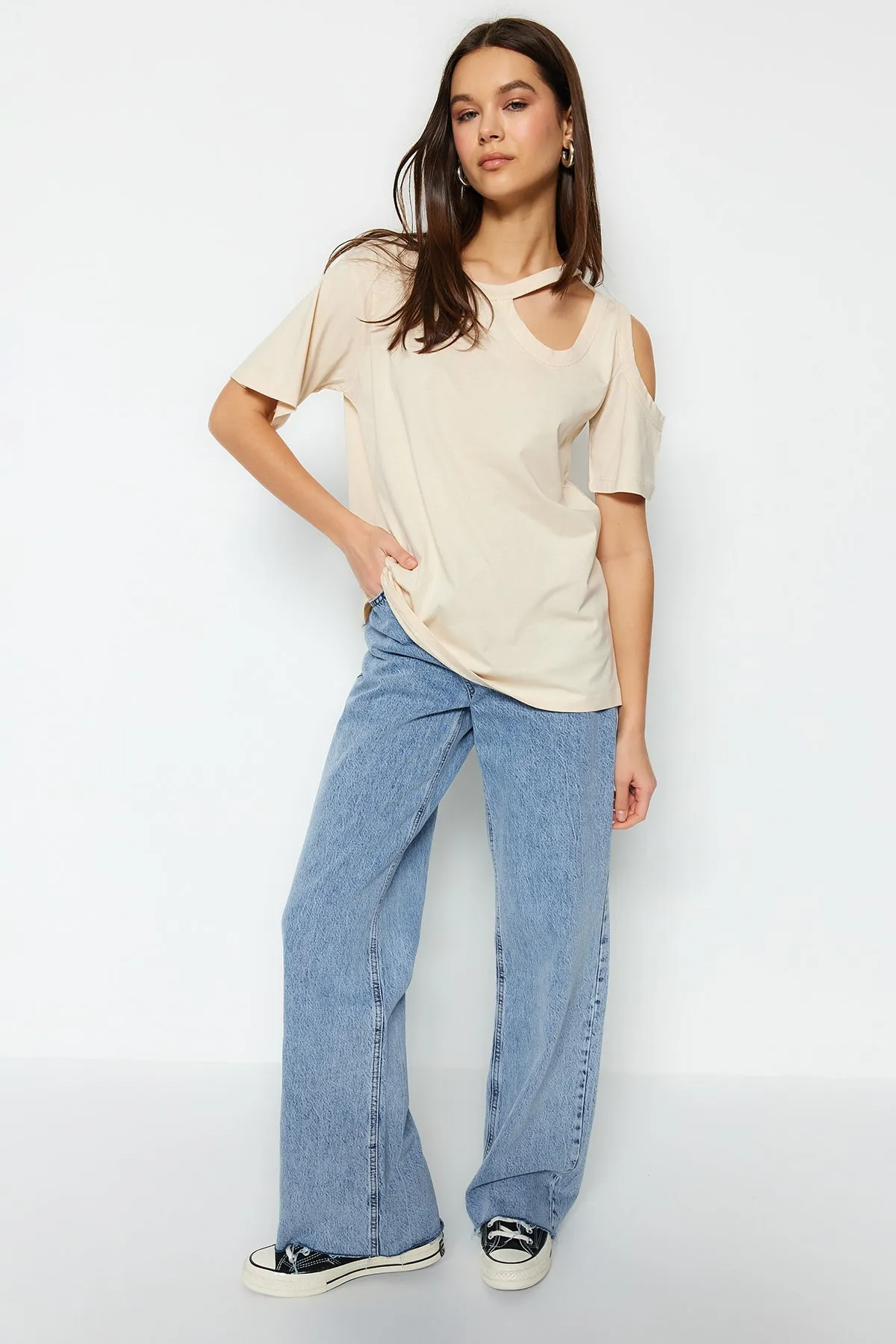 Trendyol Collection  Beiges Strick-T-Shirt aus 100 % Baumwolle mit Ausschnitten, detailliertem, entspanntem/weitem, entspanntem Schnitt und Rundhalsausschnitt TWOSS22TS1134