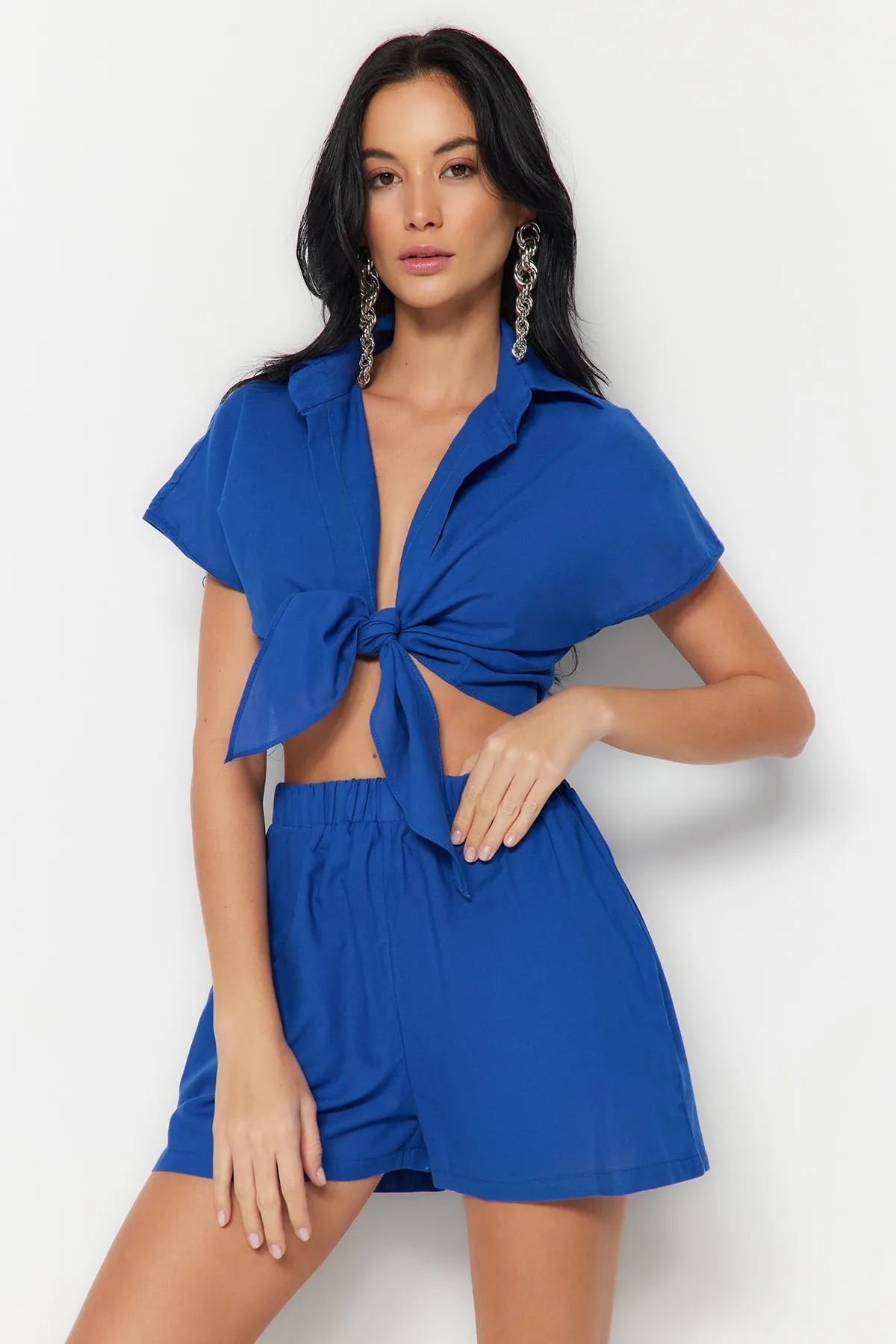 Trendyol Collection  Saks – Gewebtes, gebundenes Hemd-Shorts-Set aus 100 % Baumwolle, TBESS23AU00146