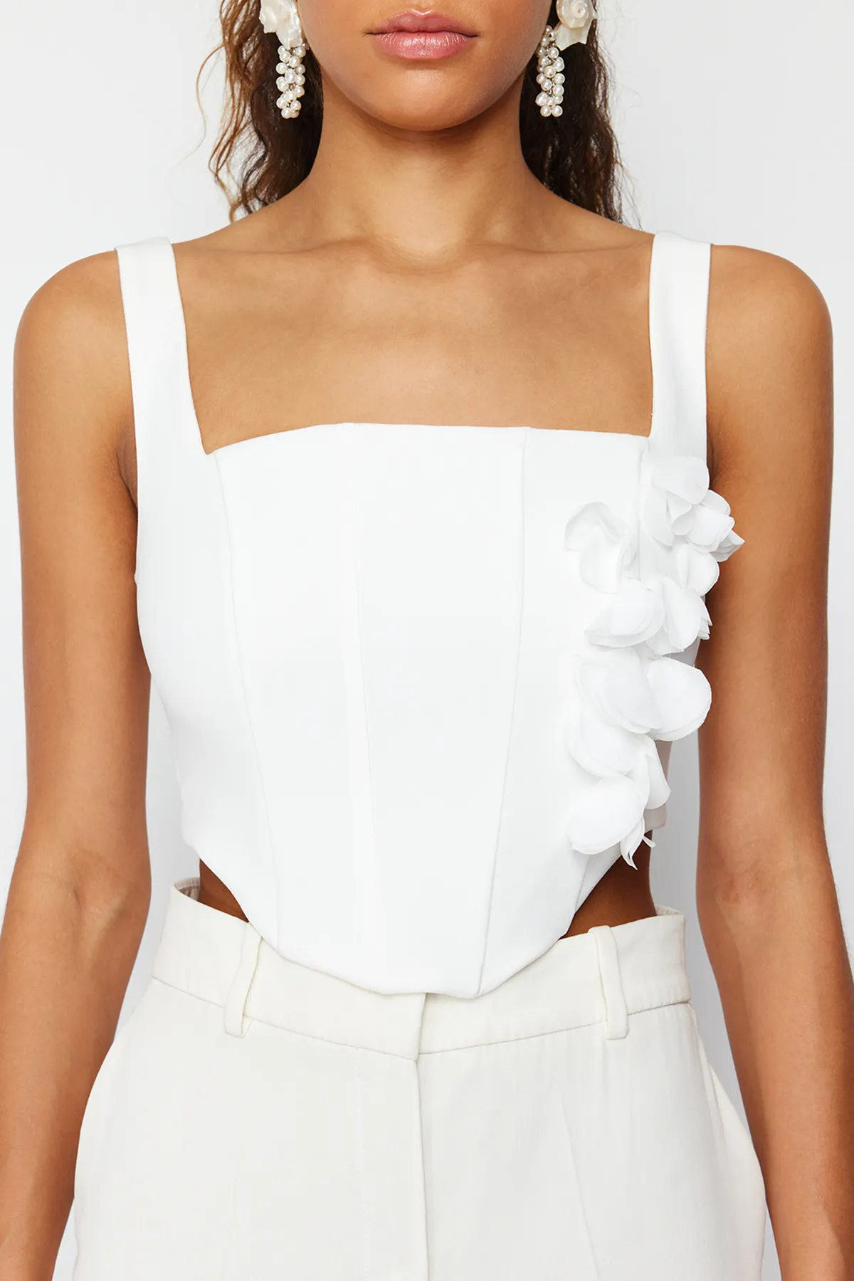Trendyol Collection  Weißes gewebtes Brautkorsett mit detailliertem Blumenaccessoire und Bustier TPRSS24BS00022