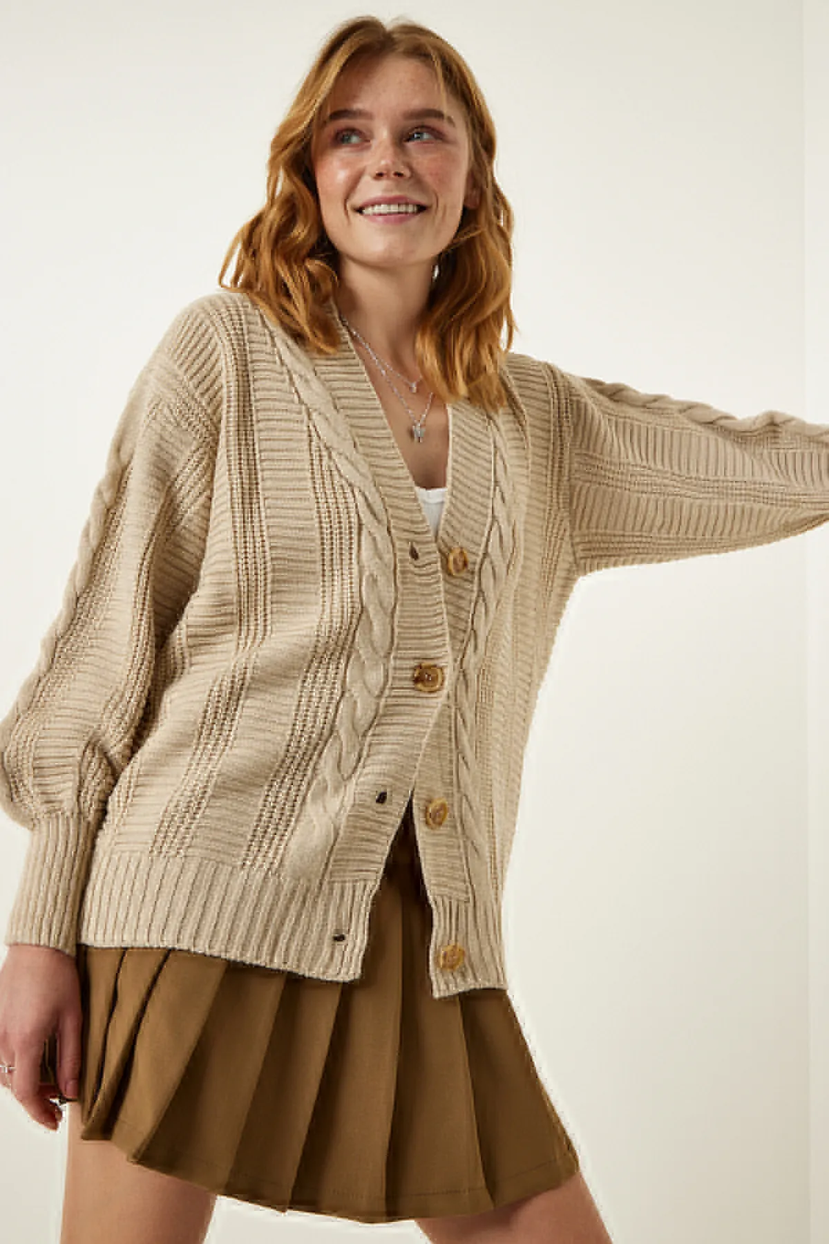 Happiness İstanbul  Cremefarbene, geflochtene Strickjacke mit Ballonärmeln für Damen ZA00039