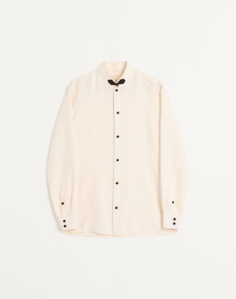 Camisa de seda shantung com detalhe de sapo