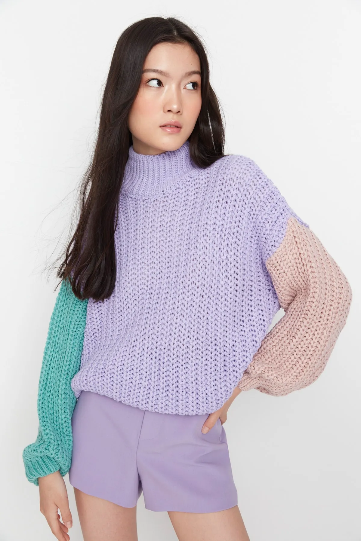 Trendyol Collection  Lilafarbener, weich strukturierter Strickpullover mit Farbblockdesign und weiter Passform TWOAW21KZ0271