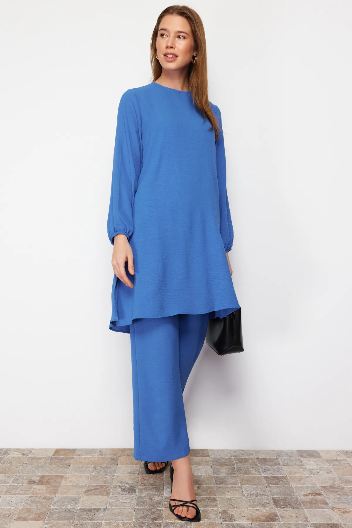 Trendyol Modest  Indigoblaues Aerobin-Set aus Tunika und Hose mit elastischen Ärmeln und weitem Bein, gewebt TCTSS22US0023