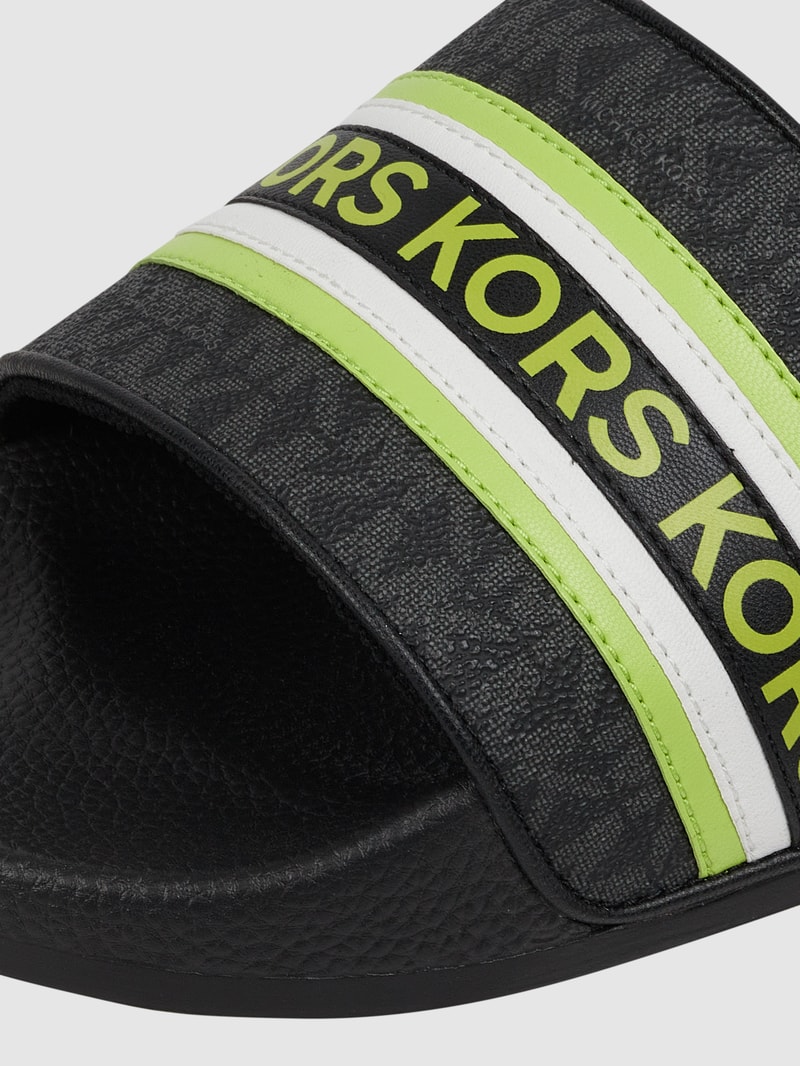 Slides mit Logo-Muster in khaki