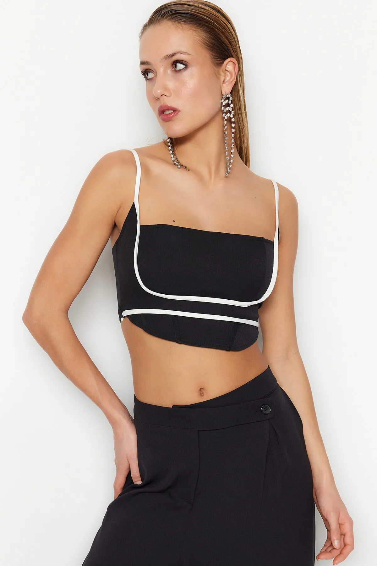 Trendyol Collection  Schwarz-weißes Crop-Bustier aus Webstoff TPRSS23BS00016
