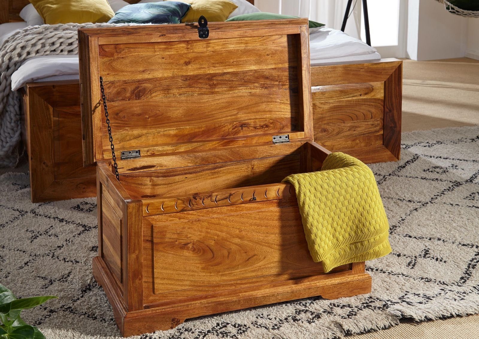 Massivmoebel24 Truhe OXFORD (Holztruhe, Holzkiste mit Deckel, Aufbewahrungstruhe für Stauraum aus Massivholz, Urige Truhe im Landhausstil mit viel Stauraum, braun lackiert 90x50x50 Akazie montiert), Klavierbeschläge;Metallleisten mit Noppen;Urtümlich