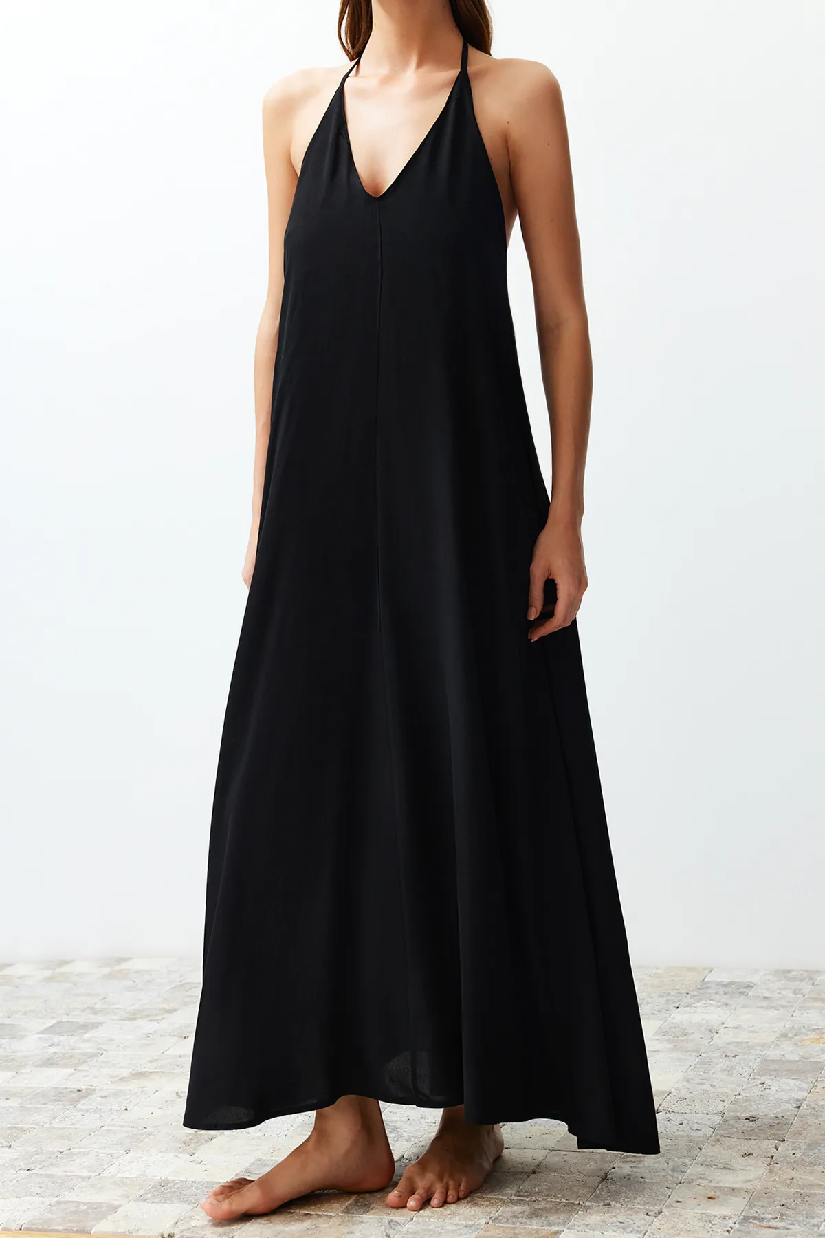 Trendyol Collection  Schwarzes Maxi-Strandkleid mit gewebtem Rücken und tiefem Ausschnitt TBESS24EL00022