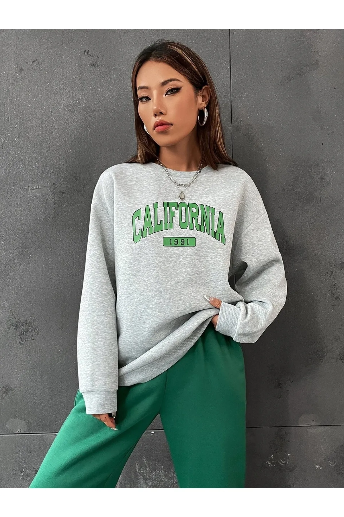 Know  Grau-grüner „California 1991“-Trainingsanzug mit Übergröße für Damen