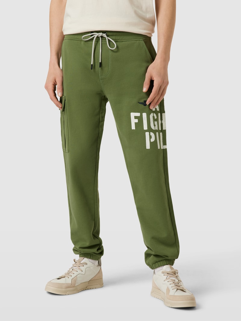 Sweatpants mit Label-Print in olivgrün