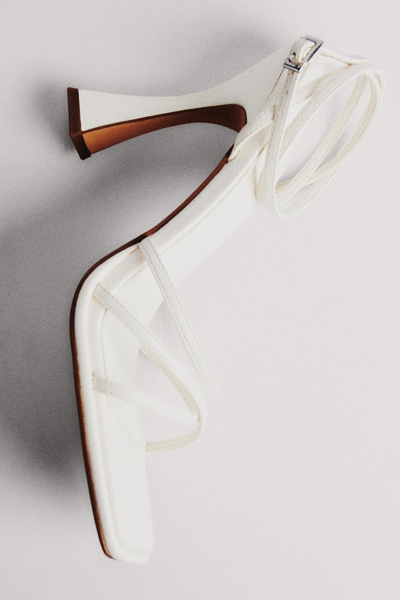 Quadratische Riemchen-High-Heels mit Sanduhrabsatz