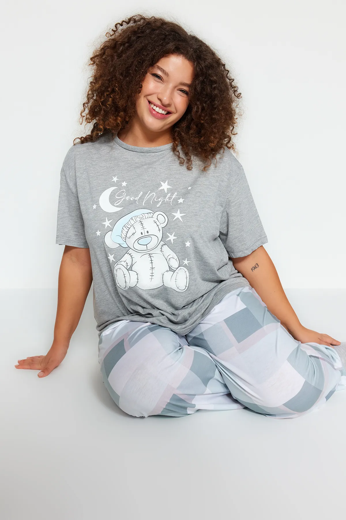 Trendyol Curve  Grau bedrucktes kariertes Strickpyjama-Set TBBAW24AI00020