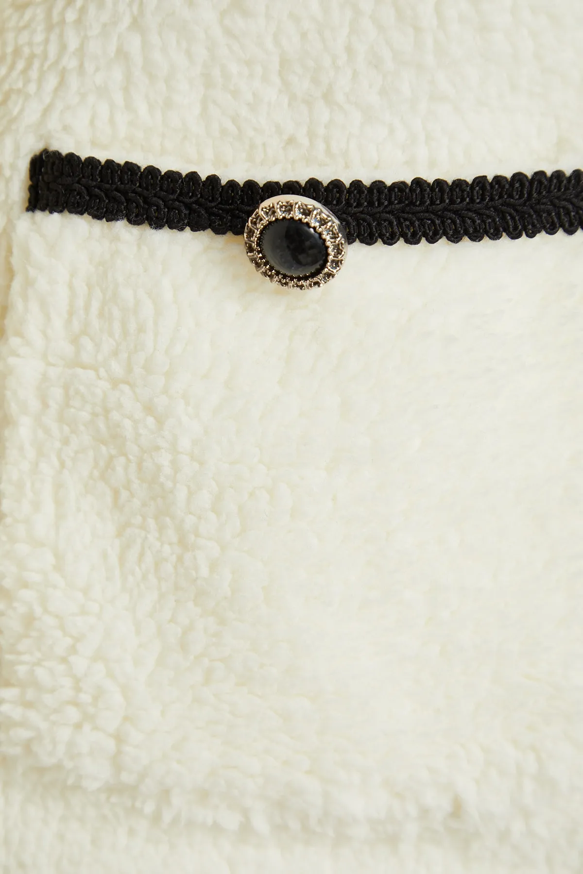 Trendyol Collection  Ecrufarbener Plüsch-Jackenmantel mit Taschendetail TWOAW24MO00010