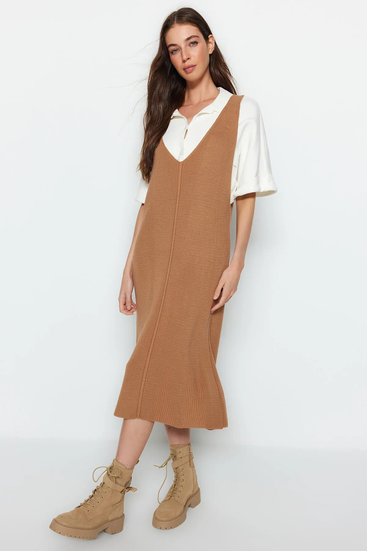 Trendyol Collection  Beiges Maxi-Strickkleid mit V-Ausschnitt TWOAW24EL00011