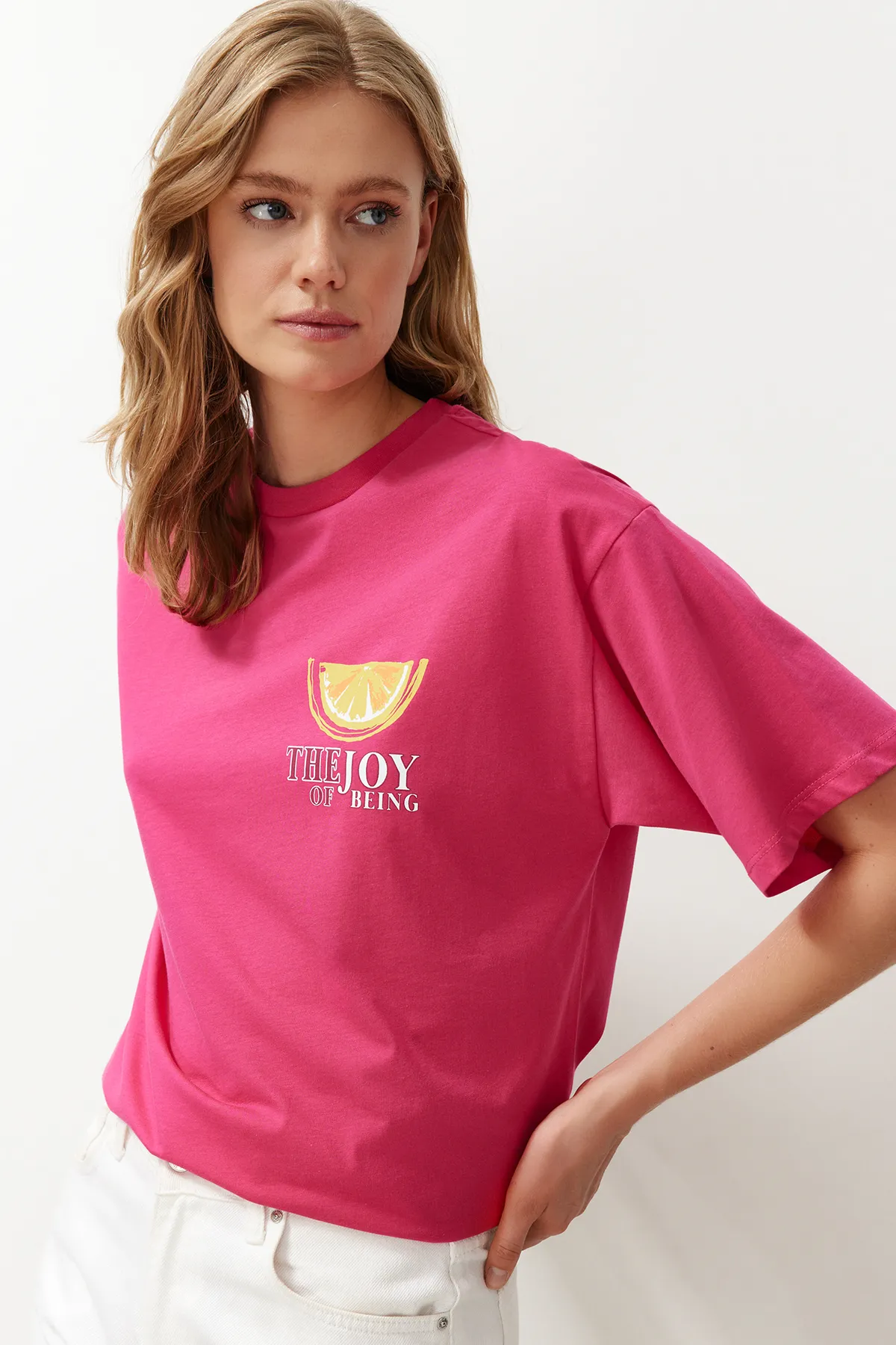 Trendyol Collection  Fuchsia-Pink, 100 % Baumwolle, bedrucktes Oversize-Strick-T-Shirt mit bequemer Passform auf der Rückseite und Vorderseite TWOSS24TS00233