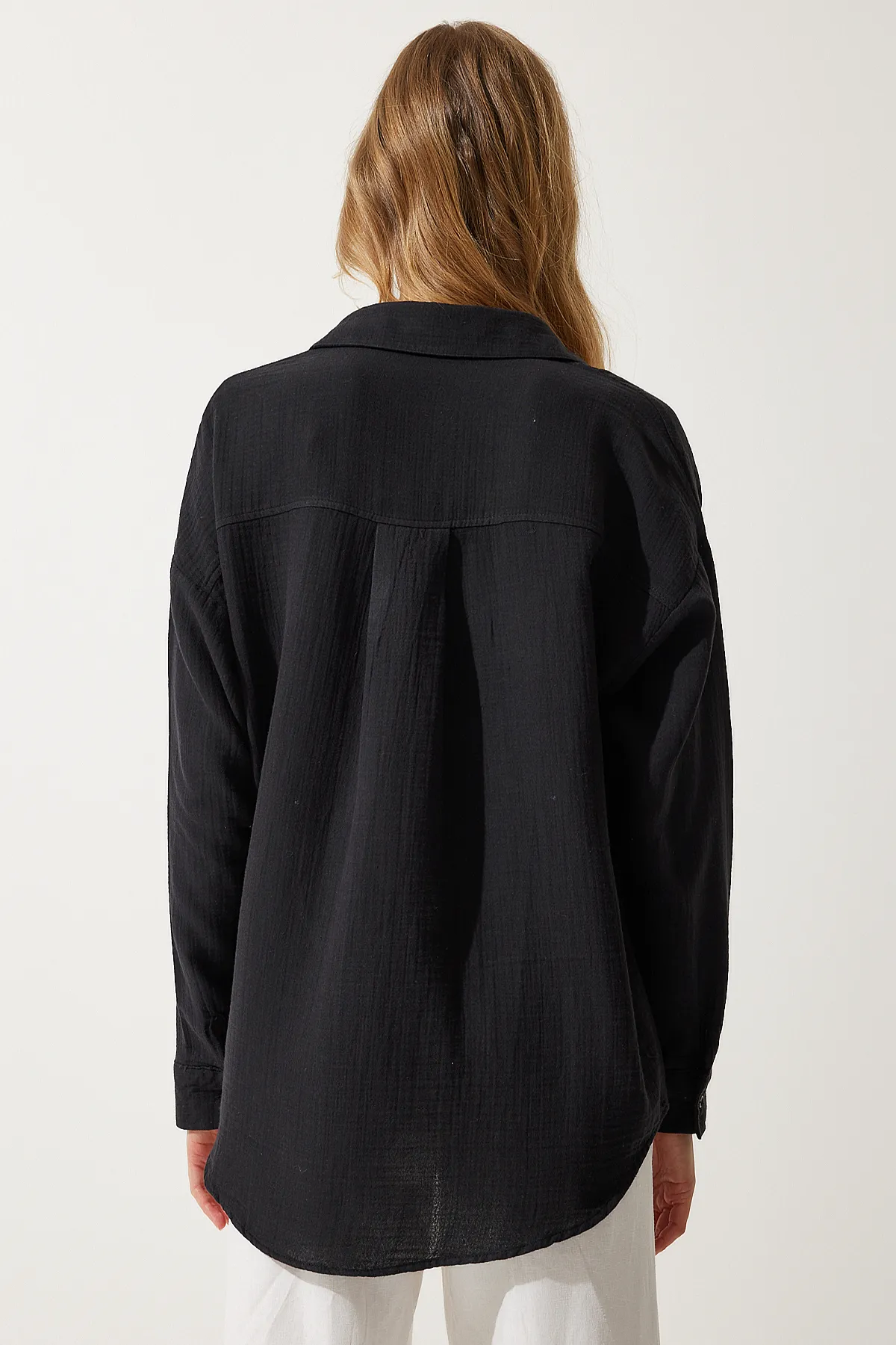 Happiness İstanbul  Schwarzes Oversize-Musselinhemd mit Taschen für Damen MX00150