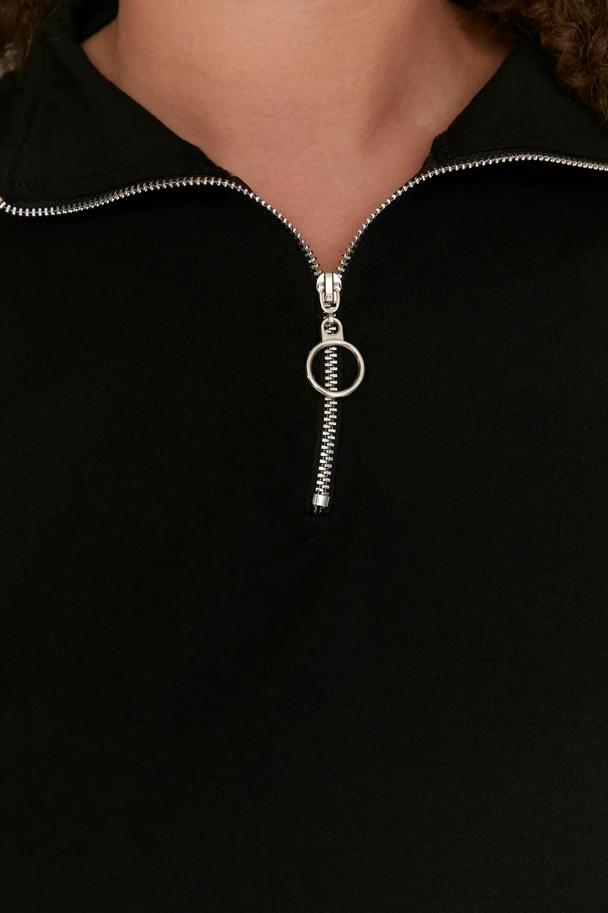 Trendyol Curve  Schwarzes, dünnes Strick-Sweatshirt mit hohem Kragen und Reißverschluss TBBAW23AO00023
