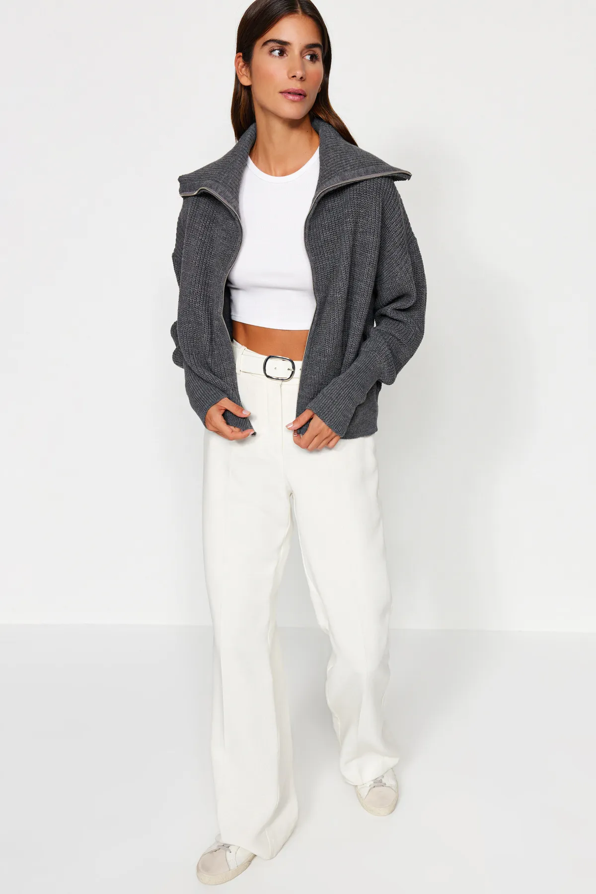 Trendyol Collection  Anthrazitfarbener Strick-Cardigan mit Degaje-Kragen und Reißverschluss TWOAW24HI00072