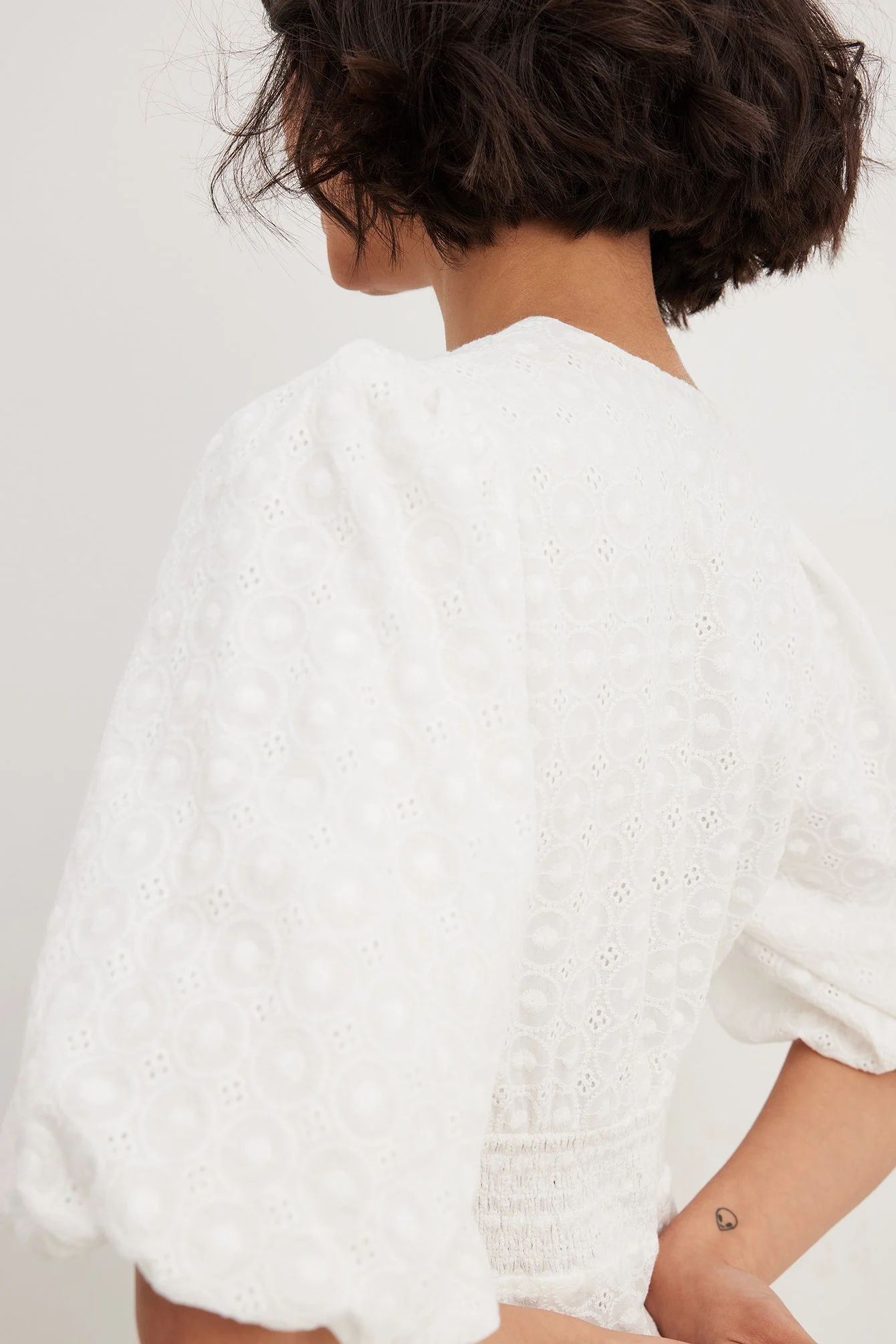 Anglaise-Midikleid mit Puffärmeln