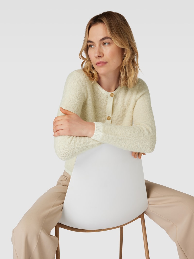 Strickjacke mit Rundhalsausschnitt und Knopfleiste in offwhite