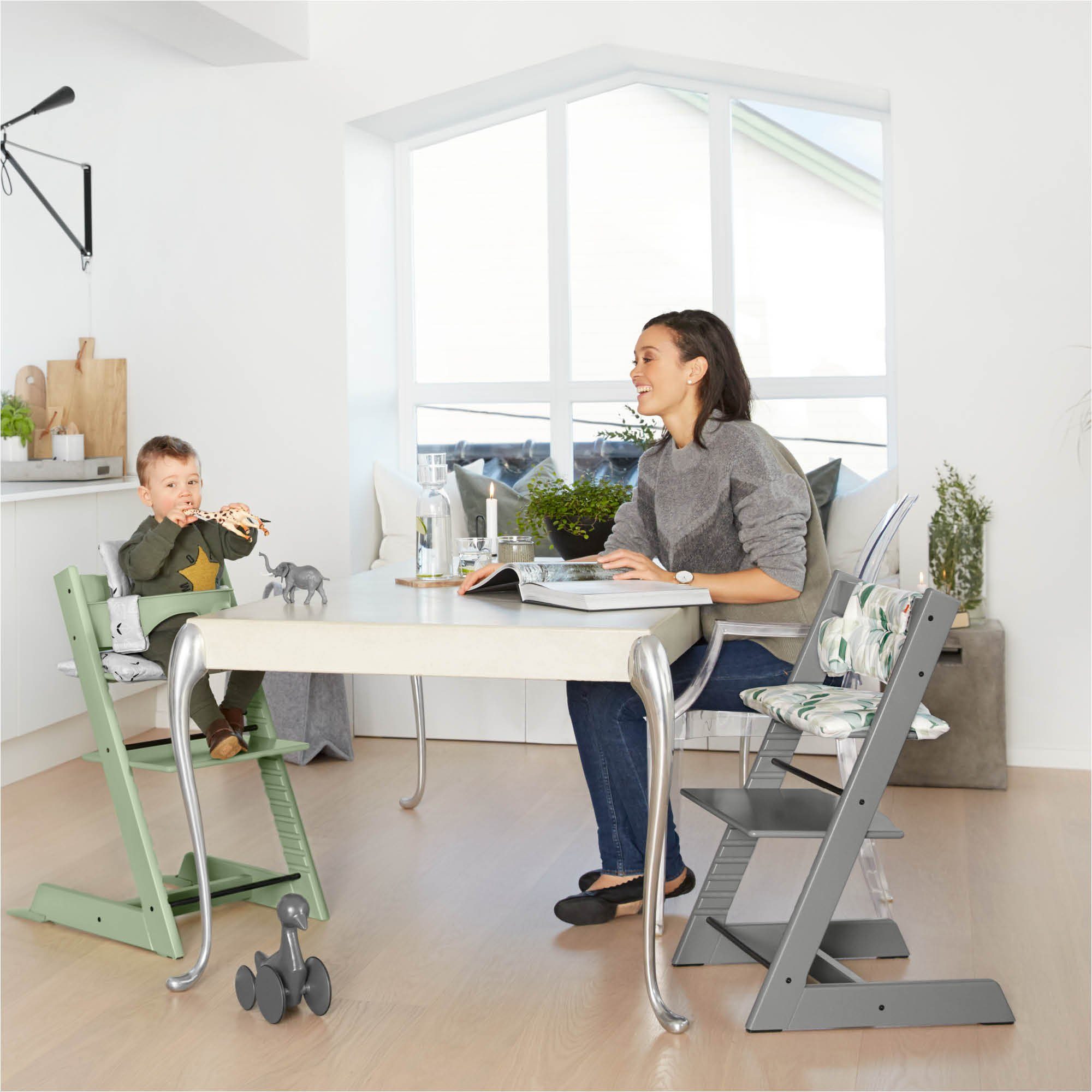 Stokke Hochstuhl TRIPP TRAPP Kinderhochstuhl, verstellbarer und mitwachsender Hochstuhl, Lebenslanger Begleiter am Esstisch, von Geburt an bis ins Erwachsenenalter