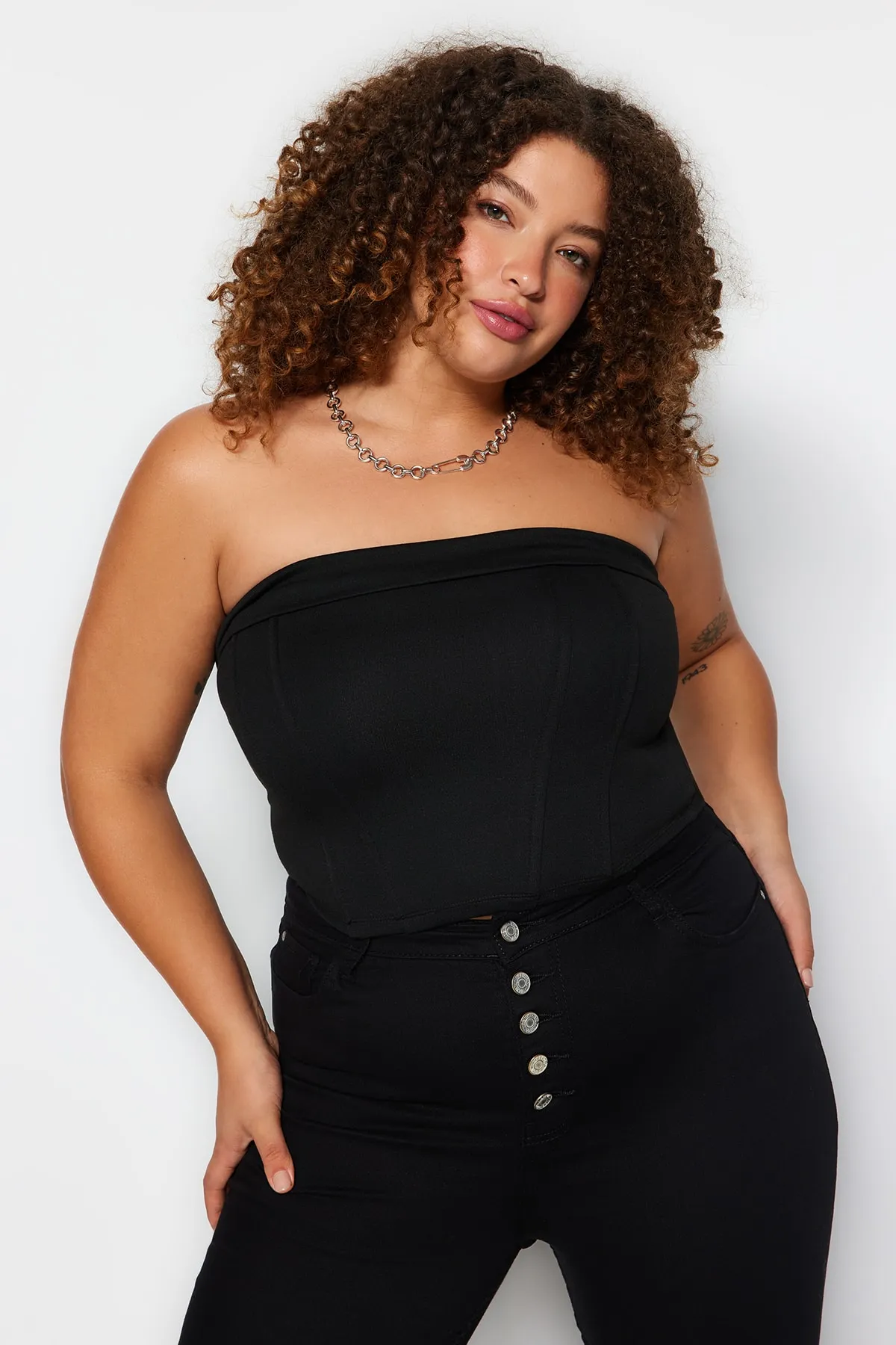Trendyol Curve  Schwarze trägerlose Strickbluse TBBAW24DJ00000