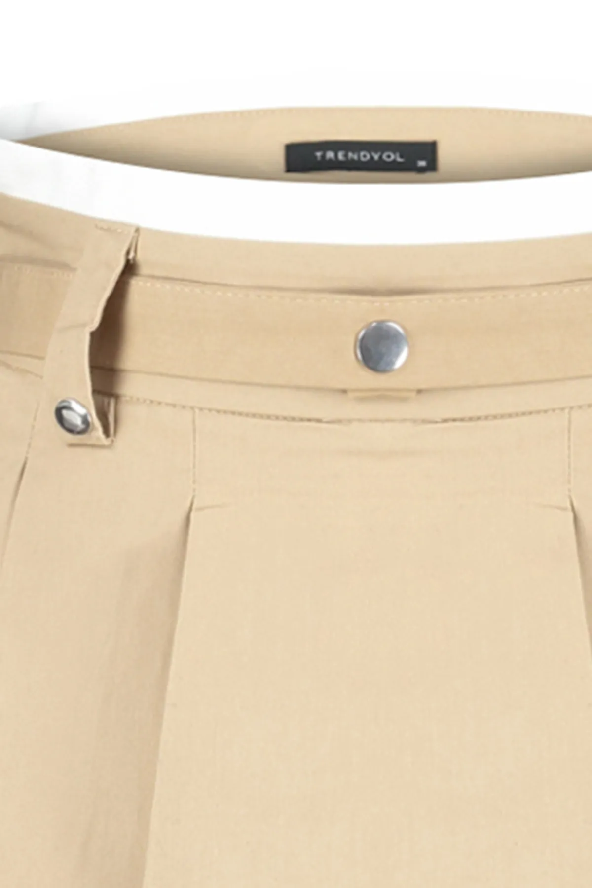 Trendyol Collection  Beiger plissierter Mini-Webrock mit Doppelgürteldetail TWOAW24ET00079