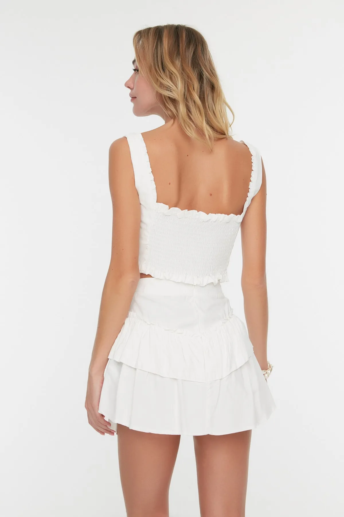 Trendyol Collection  Weißes Set aus gewebter Rüschenbluse und Rock TBESS21AU0093