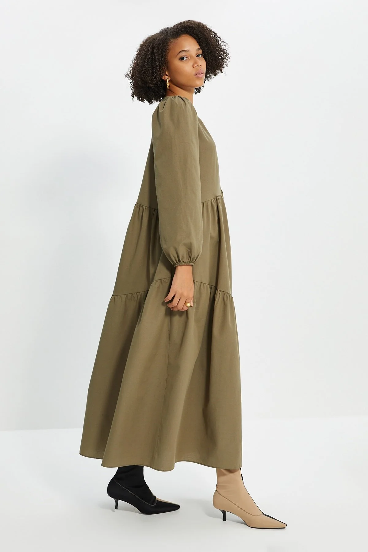 Trendyol Modest  Khakifarbenes, gewebtes Baumwollkleid mit weitem Schnitt und Raffung TCTSS21EL3470