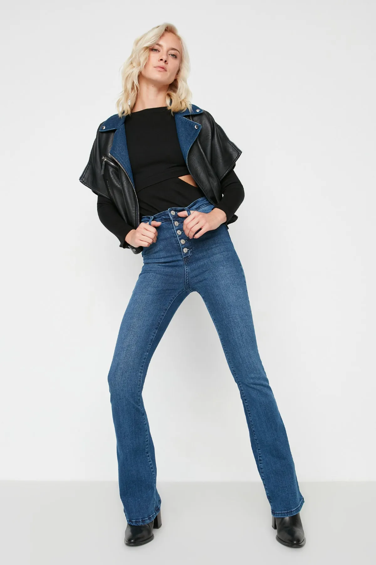 Trendyol Collection  Indigoblaue Schlagjeans mit Knopfleiste und hoher Taille TWOAW21JE0157