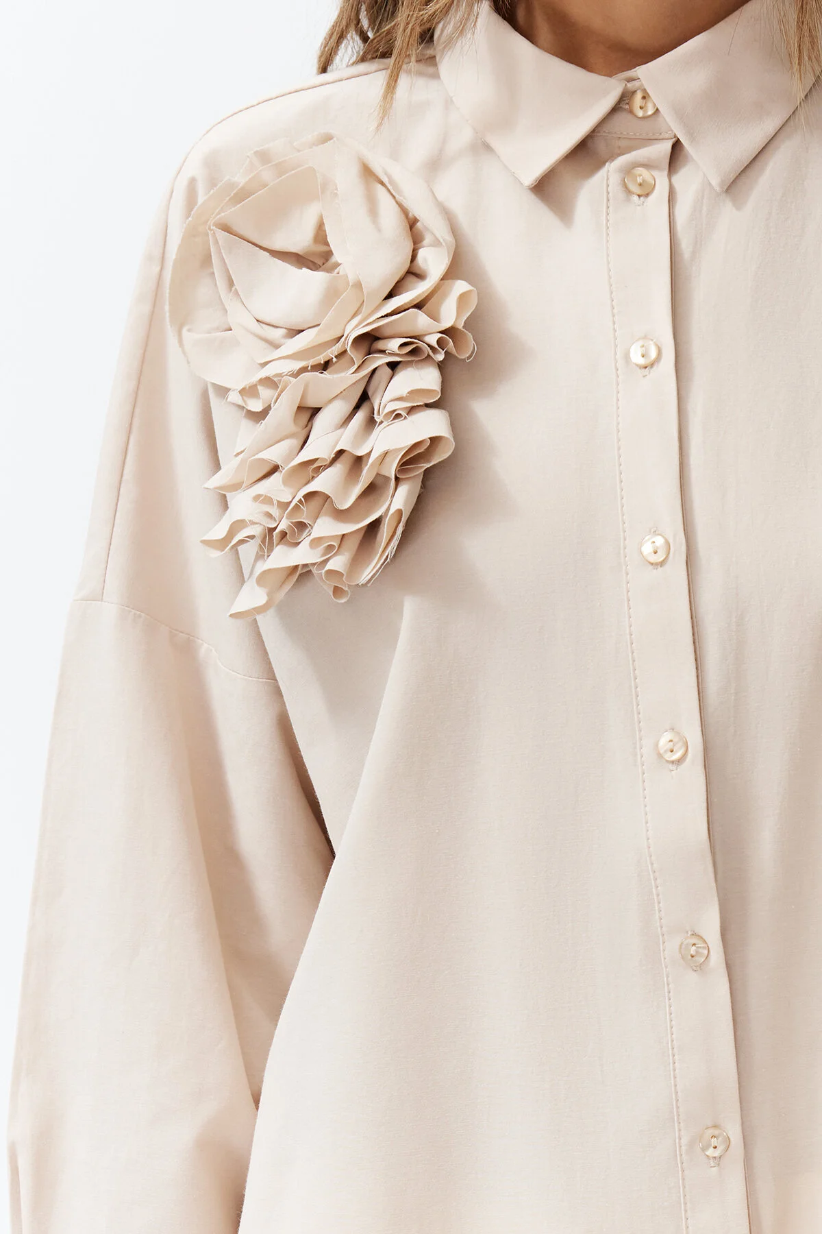 Trendyol Modest  Gewebtes Hemd aus Baumwolle mit Steinapplikation und Blumendetail TCTSS24TG00030