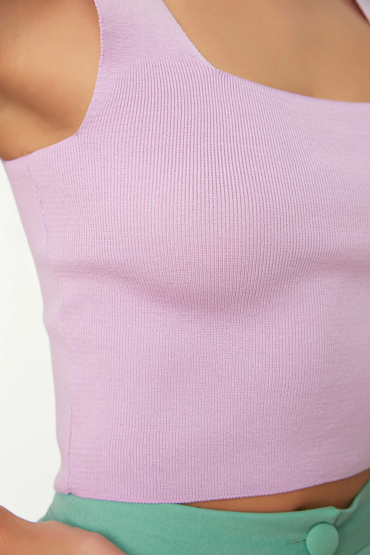 Trendyol Collection  Lilafarbene Crop-Bluse mit dicken Trägern