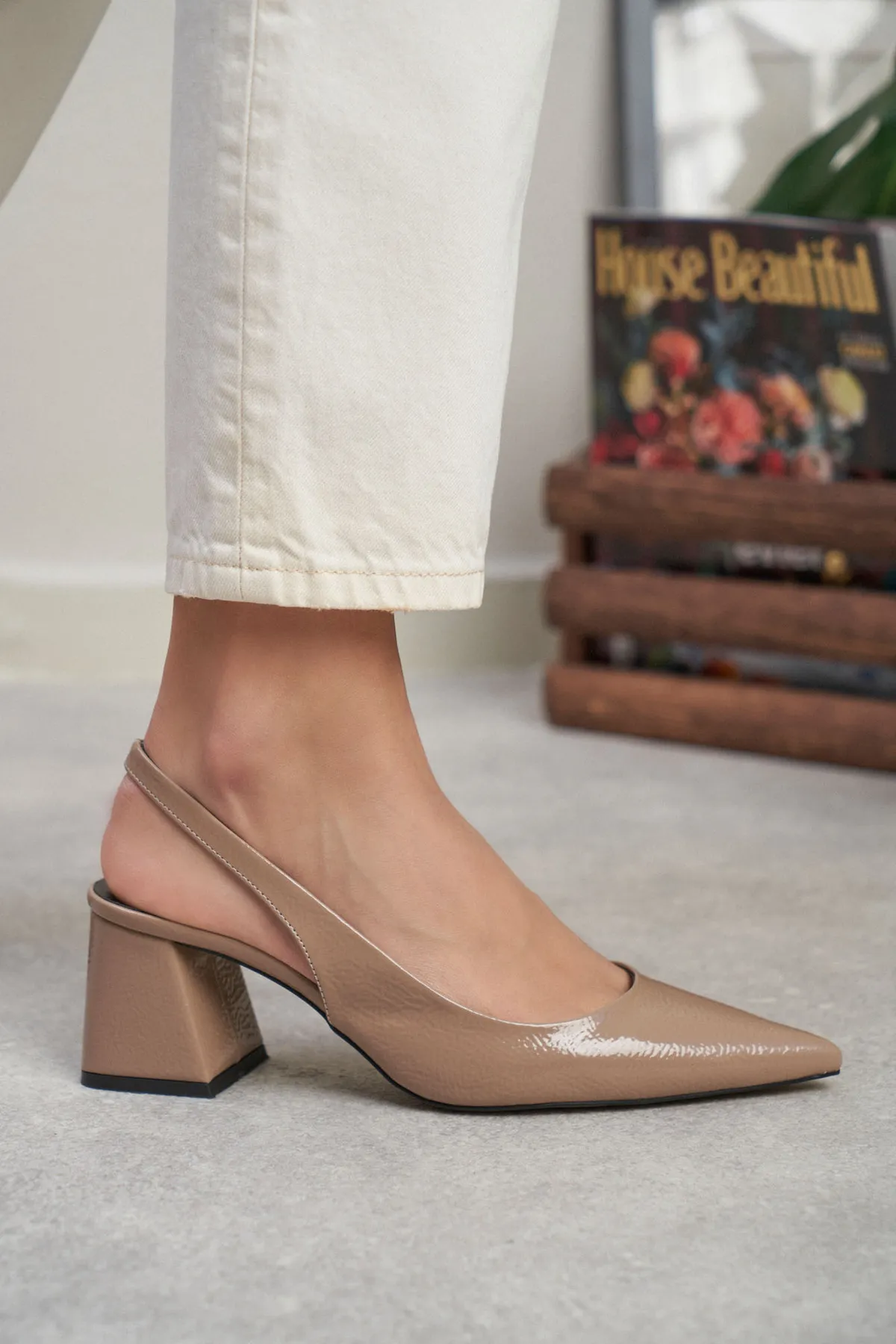 NİŞANTAŞI SHOES  Dunkelbeige Damen-Schuhe mit Absatz aus Lackleder mit Banddetail und spitzer Zehenpartie von Owen