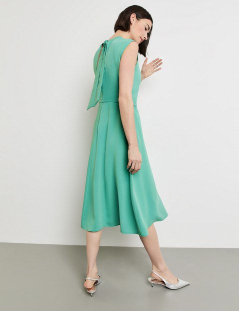 Fließendes Kleid mit Bindebändern