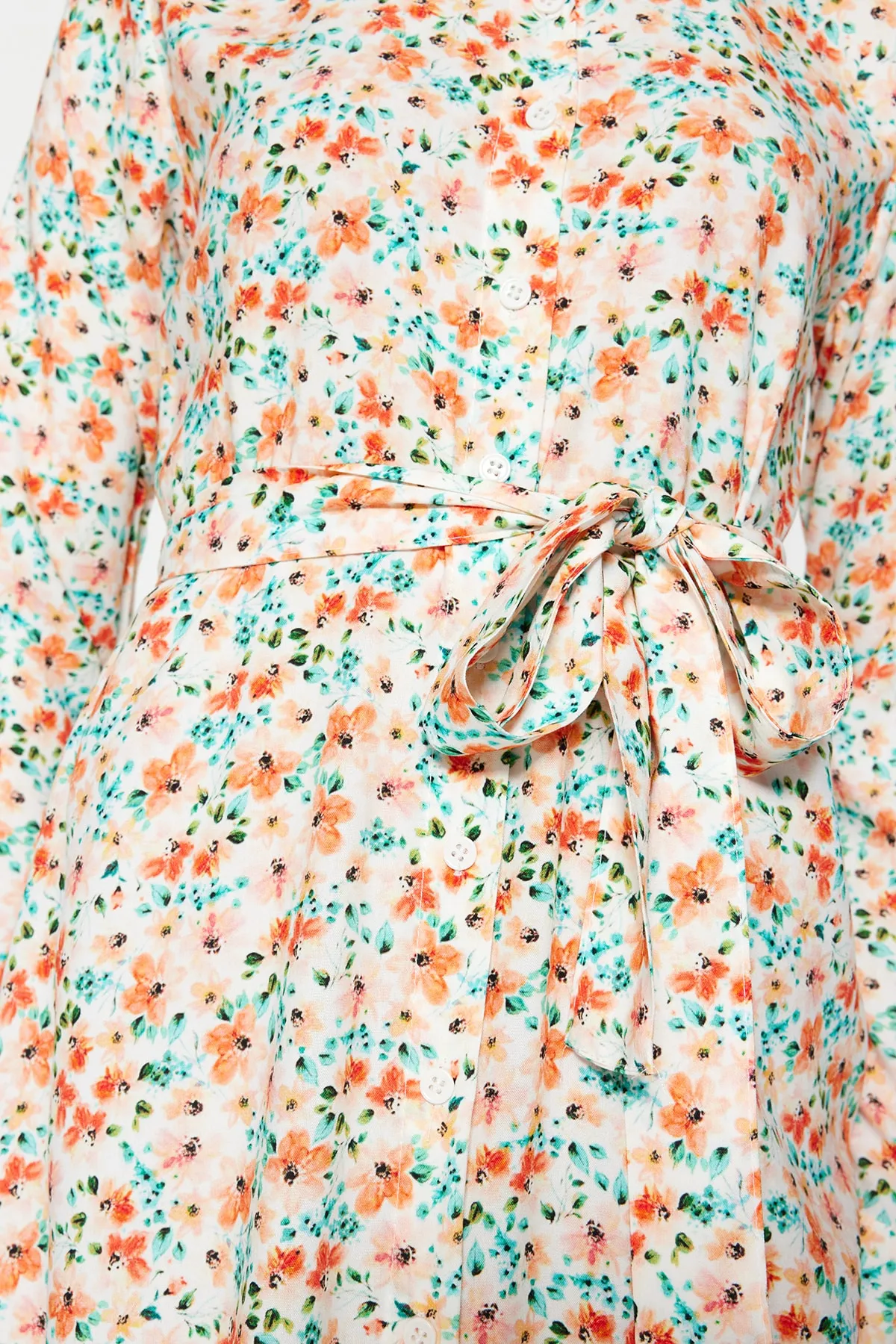 Trendyol Modest  Ecrufarbenes Hemdblusenkleid aus 100 % gewebter Viskose mit Blumenmuster und Gürtel TCTSS21EL3445