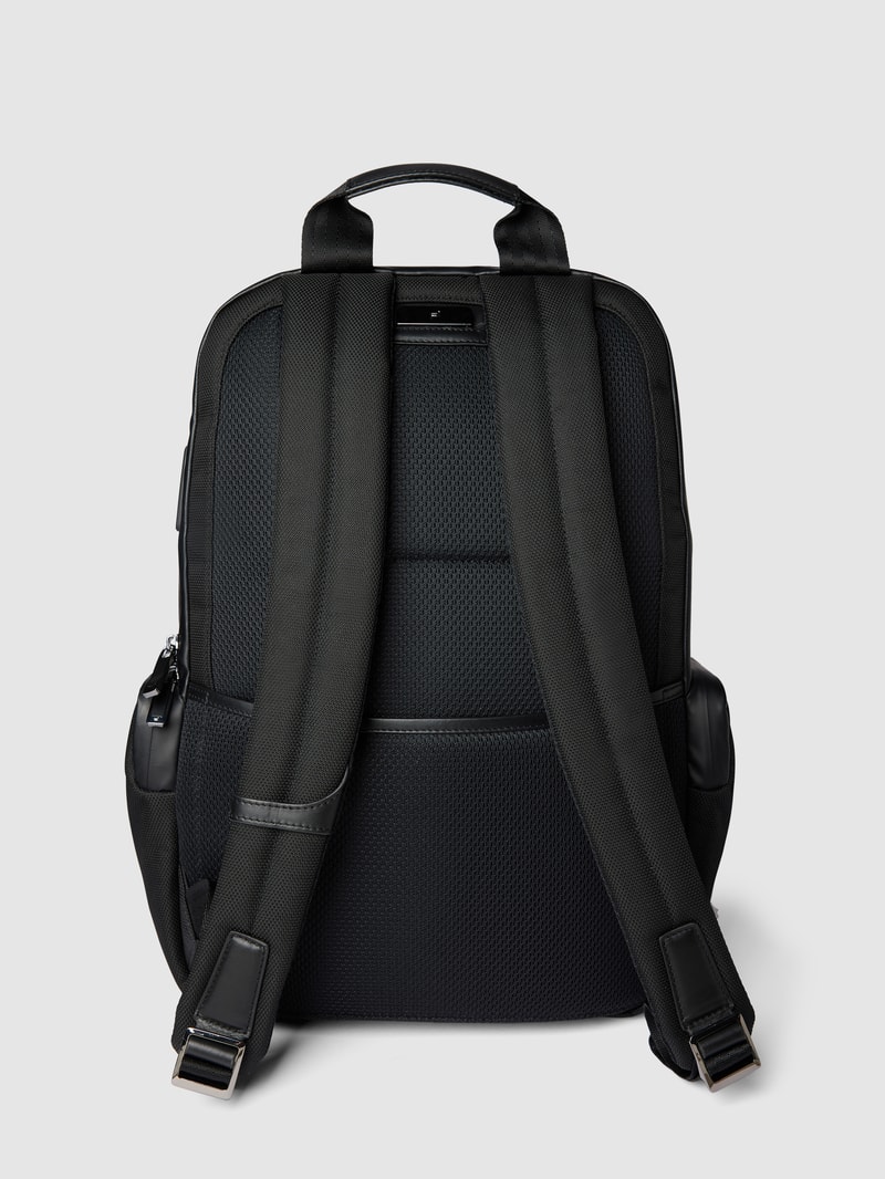 Rucksack mit Reißverschlusstaschen in schwarz