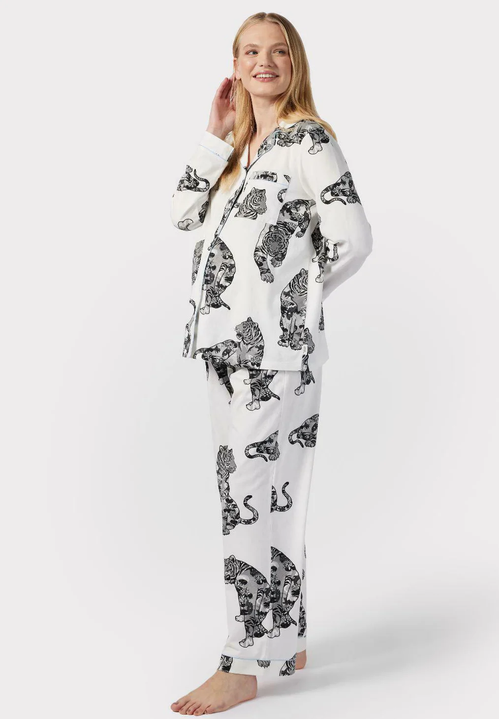 Pijama de maternidad con estampado de tigre y loto de Chelsea Peers