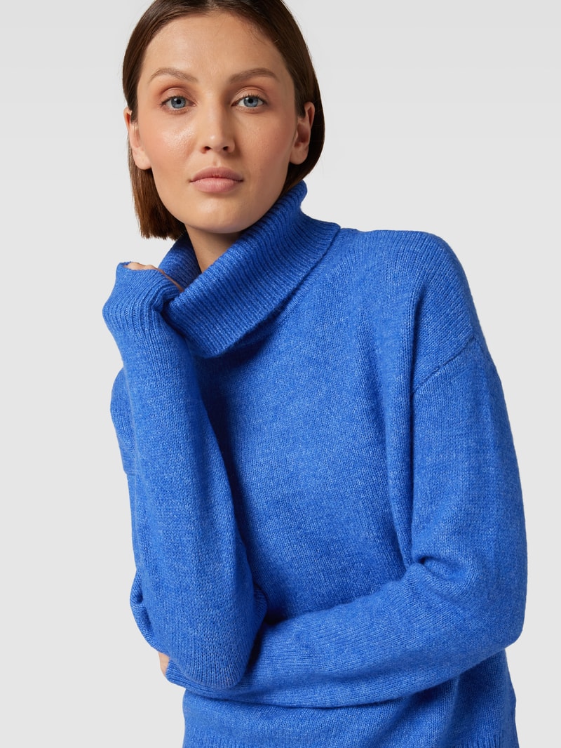 Rollkragenpullover mit überschnittenen Schultern in royalblau