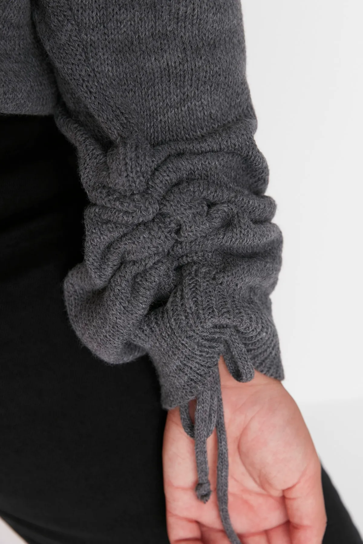 Trendyol Curve  Anthrazitfarbener, geraffter Strickpullover mit V-Ausschnitt und Ärmeln TBBAW23AN00023
