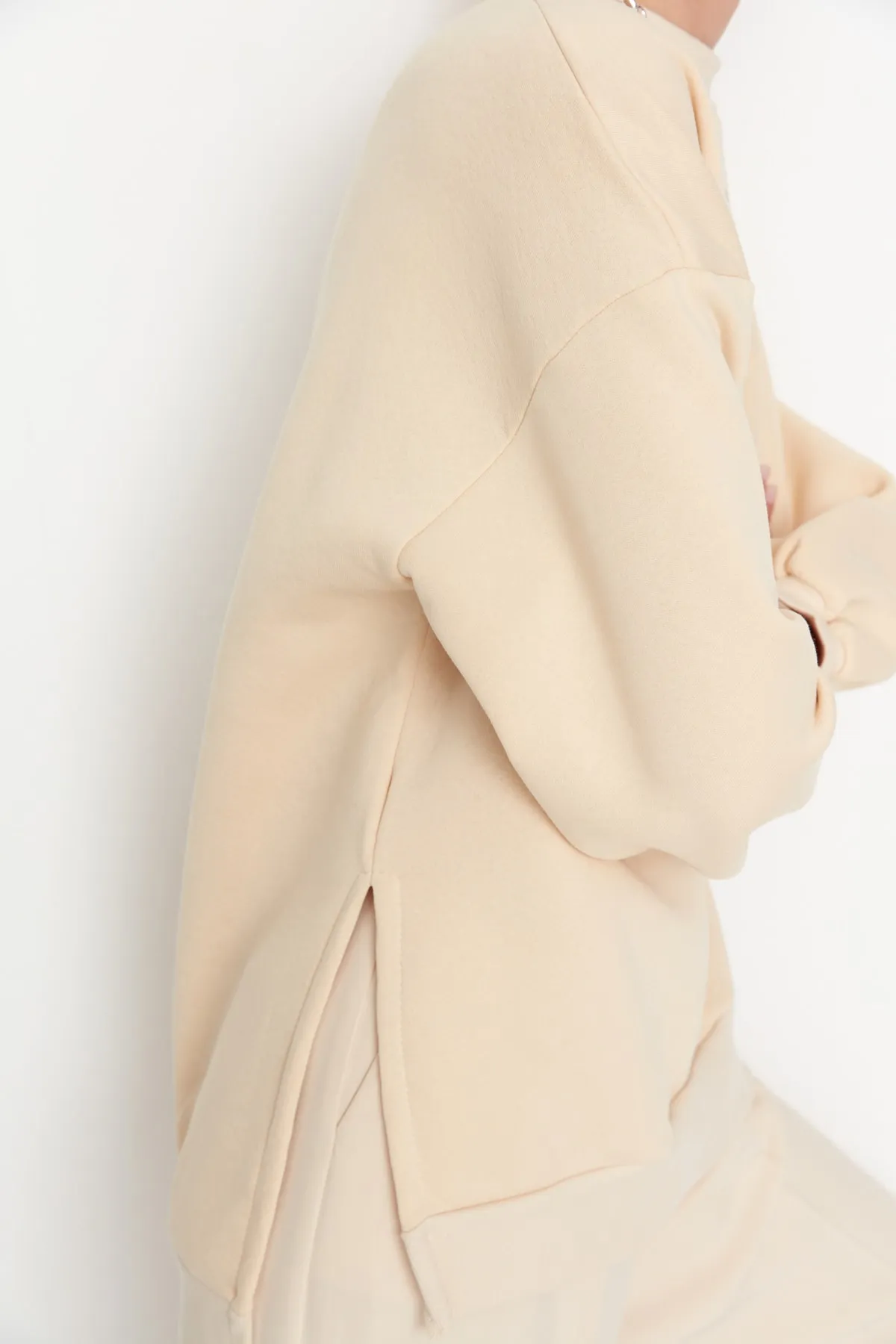 Trendyol Collection  Beiges Oversize/Wide Fit Strick-Sweatshirt mit Schlitzdetail innen aus dickem Fleece TWOAW23SW00195