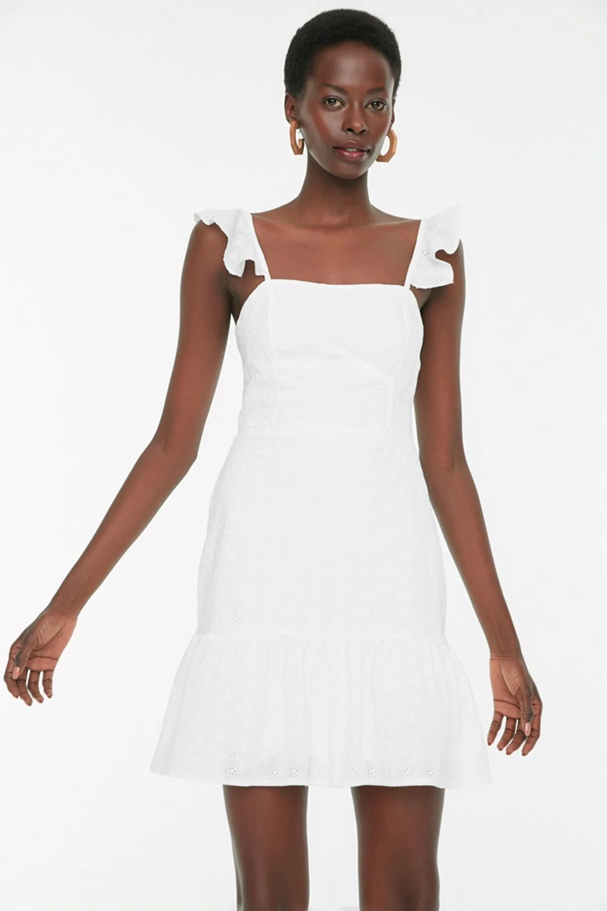 Trendyol Collection  Weißes A-Linien-Minikleid aus Webstoff mit Stickerei und Rüschen TWOSS21EL3312