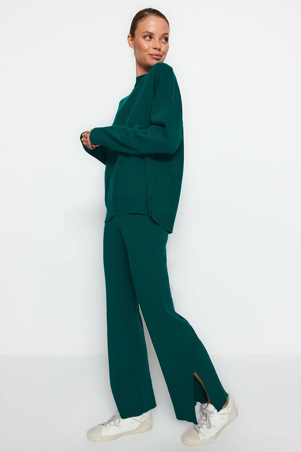 Trendyol Collection  Smaragdgrünes, weit geschnittenes Basic-Hosen-Set aus Strickoberteil und -unterteil TWOAW22AU0040